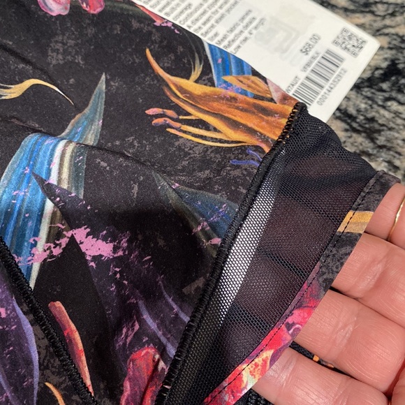 Lululemon 🎊NWT 🎊 Hottie Hot LR Short 4”*Lined - Picture 3 of 9